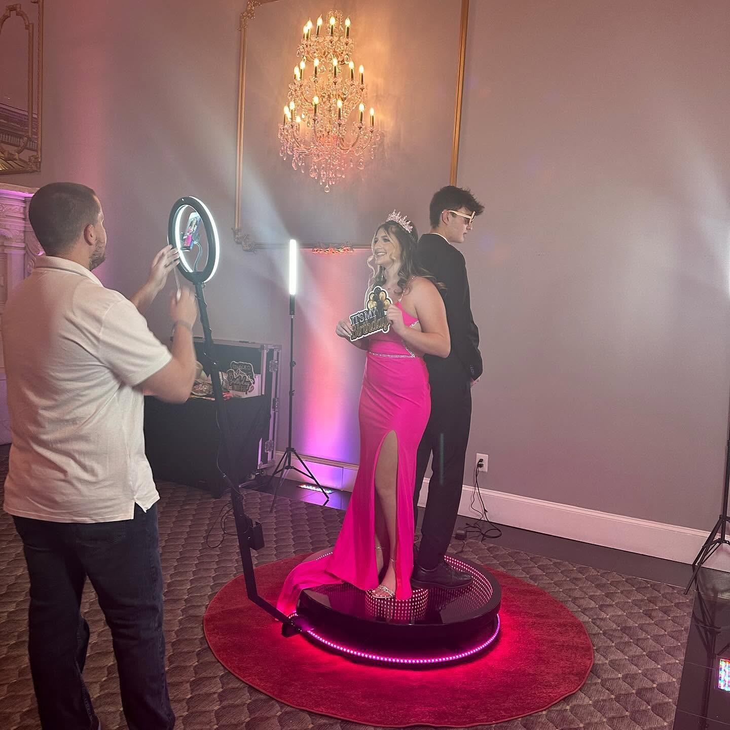 360 BOOTH POSING FOR 360 BOOTH BY TESORO MOMENTS
