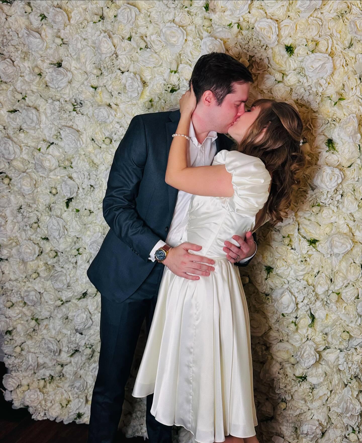 NJ Wedding3 couple kissing for a wedding photo booth by Tesoro Moments
