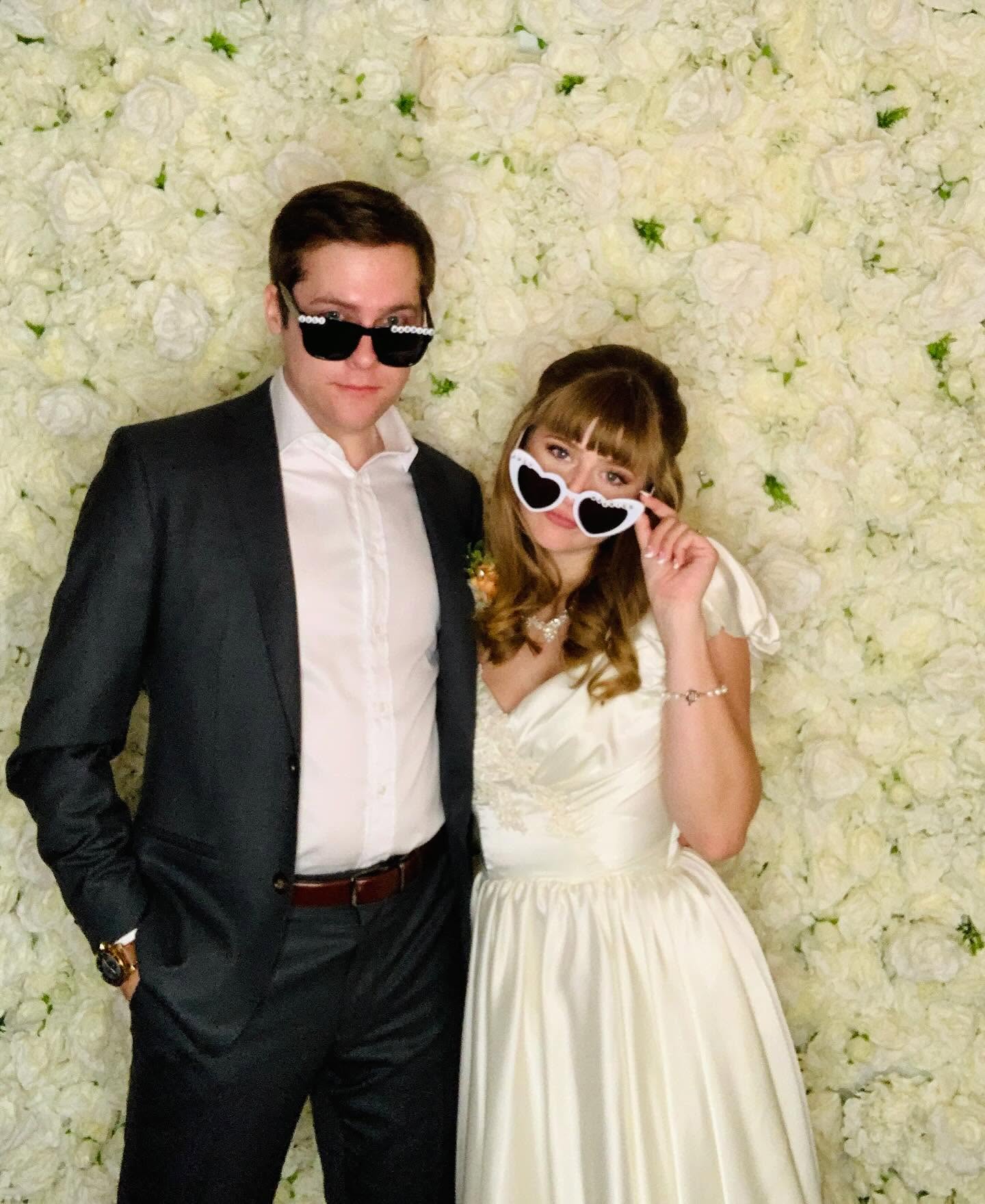 NJ wedding bride and groom posing for their wedding photo booth by Tesoro Moments
